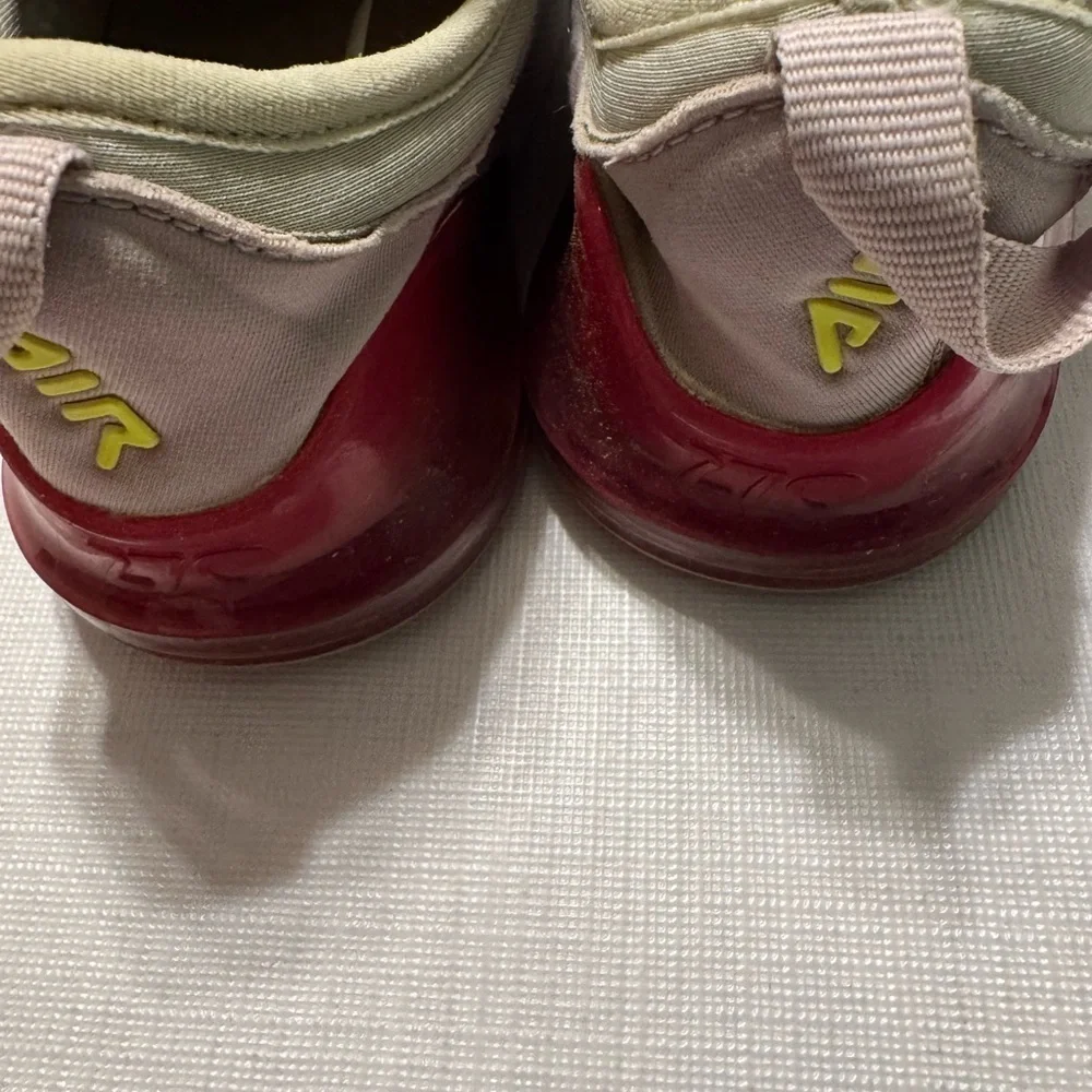 Nike AirMax 270 Girls Size 10C  Fast Shipping !